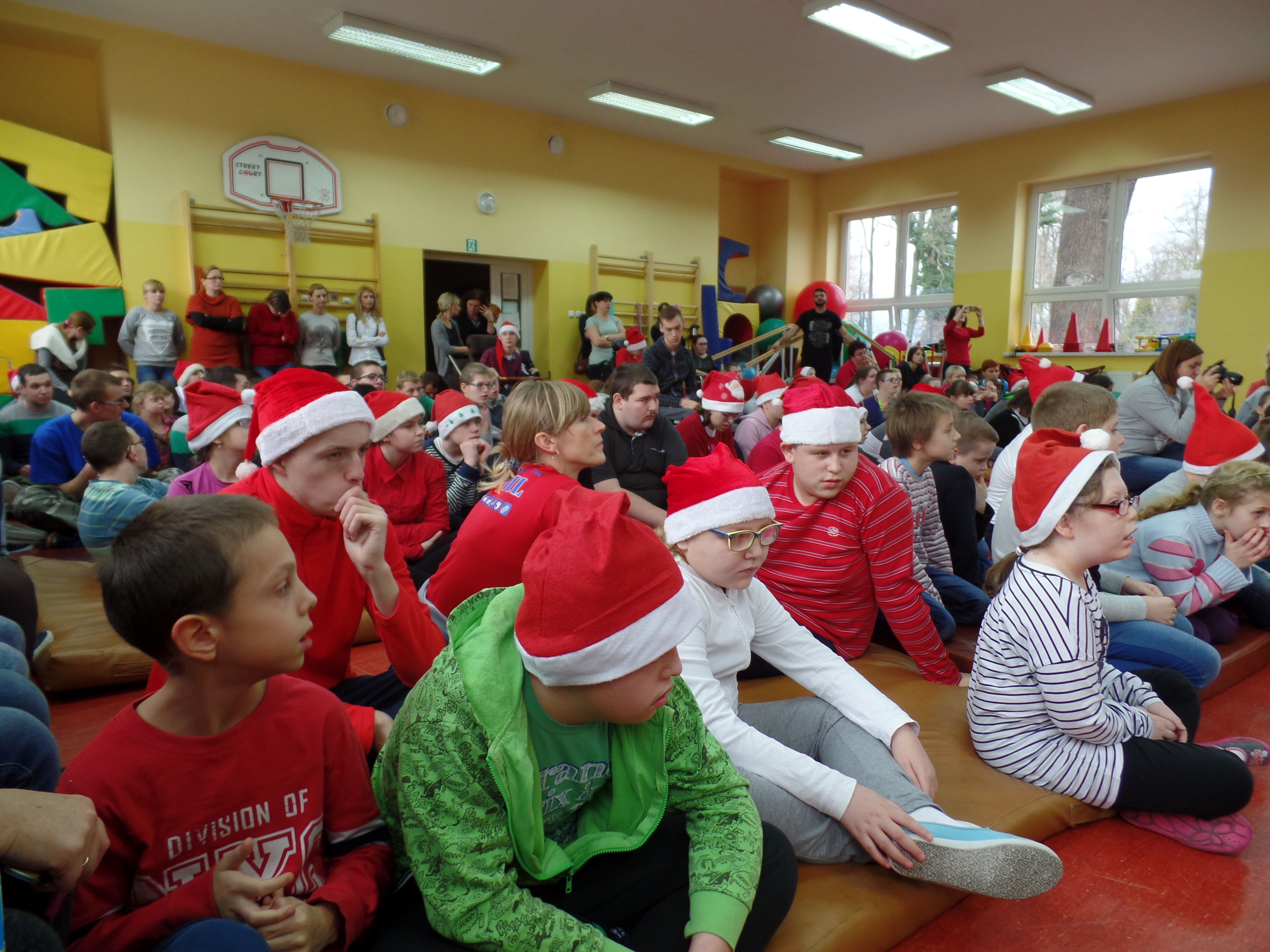 Jedzie Mikołaj, jedzie samochodem…